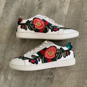 Embroidered Floral Ace low top sneaker